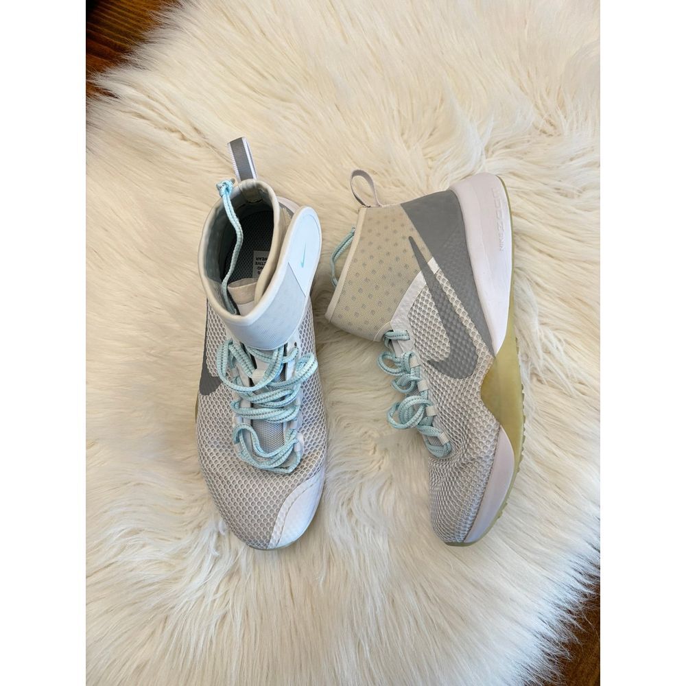 Nike Air Zoom Strong 2 Shoes White‎ Gray Women's Size 6.5 Reflective